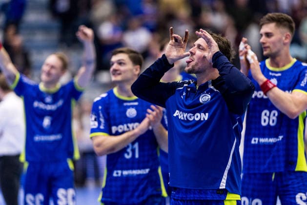 DAIKIN Handball Bundesliga VfL Gummersbach TBV Lemgo Lippe 05 03 2026 VfL Gummersbach players cheer after the important win against TBV Lemgo Lippe Kentin Mahe VfL Gummersbach, 22 makes faces for his children DAIKIN Handball Bundesliga VfL Gummersbach TBV Lemgo Lippe Gummersbach, Schwalbe arena on 05 03 2026 Copyright: xBEAUTIFULxSPORTS Wunderlx