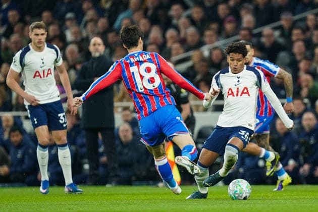 Tottenham Hotspur v Crystal Palace, Premier League Daichi Kamada of Crystal Palace and Souza of Tottenham Hotspur battling for the ball during the Tottenham Hotspur v Crystal Palace Premier League match at the Tottenham Hotspur Stadium, London, England on 5 March 2026 Credit: Dylan Hepworth Every Second Media Editorial use only. All images are copyright Every Second Media Limited. No images may be reproduced without prior permission. All rights reserved. Premier League and Football League images are subject to licensing agreements with Football DataCo Limited. see https: www.football-dataco.com Copyright: xIMAGO EveryxSecondxMediax ESM-1842-0024 DylanxHepworthx xEveryxSecondxMediax