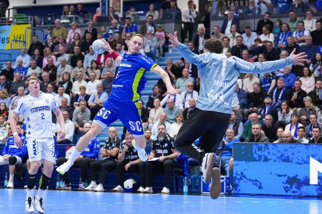 05 03 2026, xydrx, Handball, 1 HBL, VfL Gummersbach TBV Lemgo Lippe, Schwalbe Arena Tilen Kodrin VfL Gummersbach 5 throwing at the goal of Constantin Moestl TBV Lemgo Lippe 1 Photo xYannisxDreimannxPressefotoKochx Nordrhein Westfahlen Germany