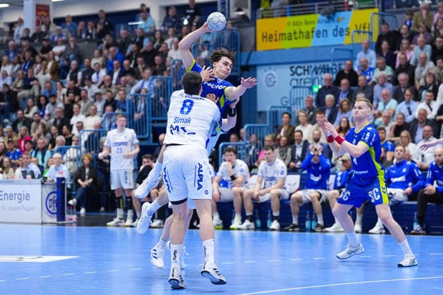 05 03 2026, xydrx, Handball, 1 HBL, VfL Gummersbach TBV Lemgo Lippe, Schwalbe Arena Miro Schluroff VfL Gummersbach 15 in duel against Frederik Simak TBV Lemgo Lippe 8 Photo xYannisxDreimannxPressefotoKochx Nordrhein Westfahlen Germany