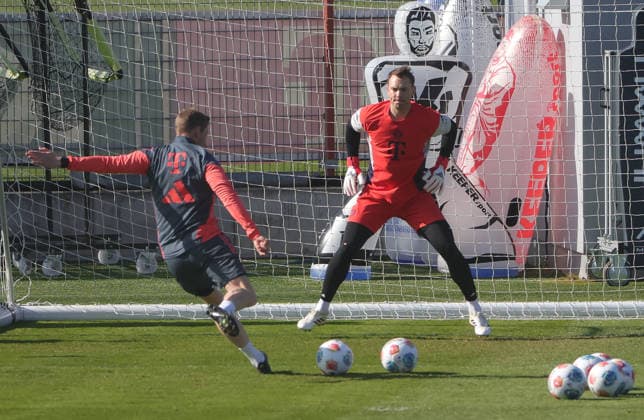 05.03.2026, FC Bayern Training, Fussball Muenchen, im Bild: Michael Rechner (FC Bayern Muenchen) und Manuel Neuer (FC Bayern Muenchen) *** 05 03 2026, FC Bayern Training, Football Sport, Munich, in the picture Michael Rechner FC Bayern Muenchen and Manuel Neuer FC Bayern Muenchen