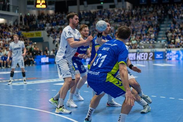 Hendrik Wagner, back court TBV Lemgo Lippe 28 , Kay Smits, back court, VfL Gummersbach 31 , VfL Gummersbach vs TBV Lemgo Lippe, Daikin Handball Bundesliga, Men , 24 Matchday, 05 03 2026 Gummersbach NRW Germany Copyright: xkolbert-press MartinxWdziecznyx