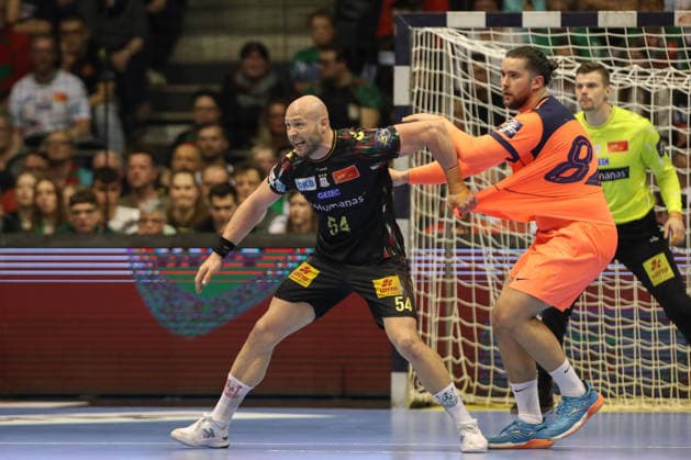 05 03 2026, xtgx, Handball, EHF Champions League, SC Magdeburg FC Barcelona v l Oscar Bergendahl Magdeburg, 54 , Luis Frade Barcelona, 82 duel, duel, fight, tackle Magdeubrg