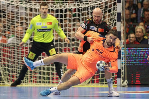 05 03 2026, xtgx, Handball, EHF Champions League, SC Magdeburg FC Barcelona v l Oscar Bergendahl Magdeburg, 54 , Luis Frade Barcelona, 82 duel, duel, fight, tackle Magdeubrg