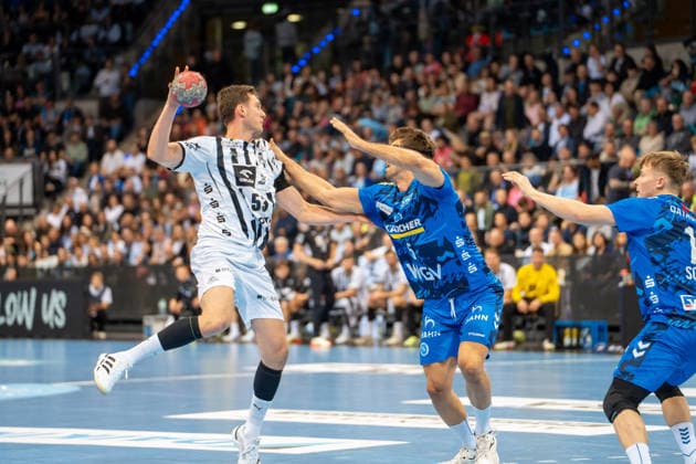 Handball I Men I Season 2025 2026 I Bundesliga I 24 Matchday I TVB Stuttgart THW Kiel I 05 03 2026 Nikola Bilyk 53, THW Kiel in the throw, Antonio Serradilla Cuenca 5, TVB Stuttgart in defense Stuttgart Porsche Arena Baden Württemberg Germany Copyright: xLobeca MaxxPetershansx