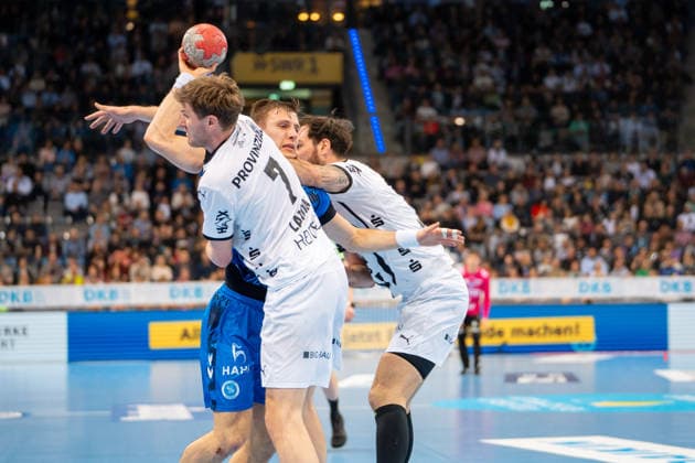 Handball I Men I Season 2025 2026 I Bundesliga I 24 Matchday I TVB Stuttgart THW Kiel I 05 03 2026 Simone Mengon 15, TVB Stuttgart with ball defended by Magnus Landin Jacobsen 7, THW Kiel Stuttgart Porsche Arena Baden Württemberg Germany Copyright: xLobeca MaxxPetershansx