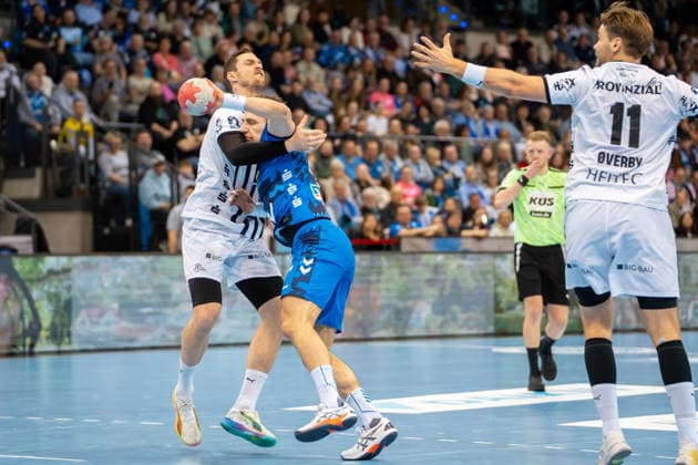 Handball I Men I Season 2025 2026 I Bundesliga I 24 Matchday I TVB Stuttgart THW Kiel I 05 03 2026 Simone Mengon 15, TVB Stuttgart defended by Hendrik Pekeler 61, THW Kiel Stuttgart Porsche Arena Baden Württemberg Germany Copyright: xLobeca MaxxPetershansx