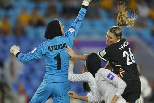 GOLD COAST, AUSTRALIA - MARCH 05 Goalkeeper Raha Yazdani (1 IR Iran) punches the ball from a corner kick while under pressure from Remy Siemsen (26 Australia) during the Womens Asian Cup match between Islamic Republic of Iran and Australia at the Gold Coast Stadium on March 05 2026 in Gold Coast, Australia Copyright: xMatthewxStarlingx xSPPx Sportspressphoto_SPR102860