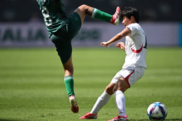Sport Bilder des Tages Sport Bilder des Tages SOCCER ASIAN CUP BANGLADESH NORTH KOREA, Sin Hyang of North Korea avoids a high boot from Maria Manda of Bangladesh during the AFC Women™s Asian Cup Group B match between Bangladesh and North Korea at CommBank Stadium in Sydney, Friday, March 6, 2026. ( NO ARCHIVING, EDITORIAL USE ONLY SYDNEY NEW SOUTH WALES AUSTRALIA  Copyright: xDEANxLEWINSx 20260306185561795885