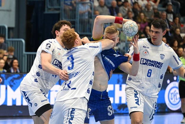 This hard tackle by Nicolai Theilinger TBV Lemgo Lippe 3 against Ellidi Vidarsson VfL Gummersbach 4 was punished with a 2-minute penalty VfL Gummersbach vs TBV Lemgo Lippe, Handball, Daikin 1 Bundesliga, 24 Matchday, Season 2025 2026, Schwalbe Arena Gummersbach, 05 03 2026 VfL Gummersbach vs TBV Lemgo Lippe, Handball, Daikin 1 Bundesliga, 24 Matchday, Season 2025 2026, Schwalbe Arena Gummersbach, 05 03 2026 Gummersbach Copyright: xEibner-Pressefoto JuergenxAugstx EP_JAT