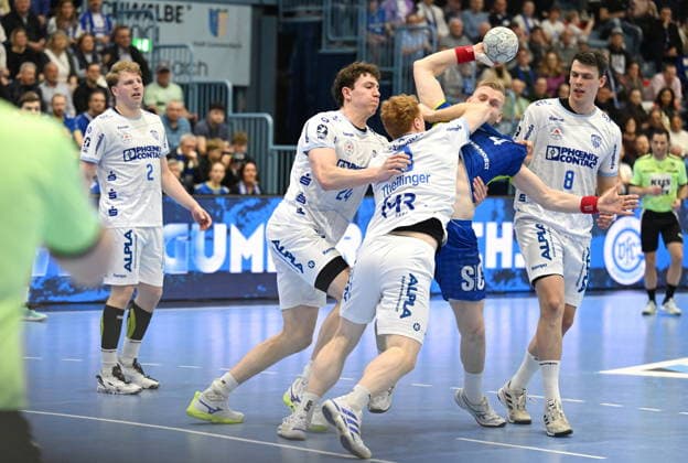 Hard work by Nicolai Theilinger TBV Lemgo Lippe 3 against Ellidi Vidarsson VfL Gummersbach 4 VfL Gummersbach vs TBV Lemgo Lippe, Handball, Daikin 1 Bundesliga, 24 Matchday, Season 2025 2026, Schwalbe Arena Gummersbach, 05 03 2026 VfL Gummersbach vs TBV Lemgo Lippe, Handball, Daikin 1 Bundesliga, 24 Matchday, Season 2025 2026, Schwalbe Arena Gummersbach, 05 03 2026 Gummersbach Copyright: xEibner-Pressefoto JuergenxAugstx EP_JAT