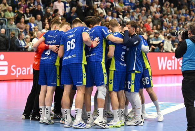 VfL Gummersbach players celebrate their home win against TBV Lemgo VfL Gummersbach vs TBV Lemgo Lippe, Handball, Daikin 1 Bundesliga, Matchday 24, Season 2025 2026, Schwalbe Arena Gummersbach, 05 03 2026 VfL Gummersbach vs TBV Lemgo Lippe, Handball, Daikin 1 Bundesliga, Matchday 24, Season 2025 2026, Schwalbe Arena Gummersbach, 05 03 2026 Gummersbach Copyright: xEibner-Pressefoto JuergenxAugstx EP_JAT