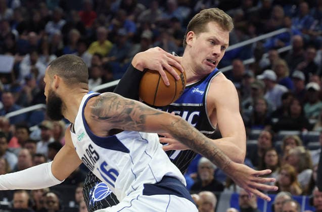 Sport Bilder des Tages March 5, 2026, Orlando, Fl - Florida, USA: Orlando Magic center Mo Wagner (right) shoves aside Dallas Mavericks forward Caleb Martin (16) during the NBA, Basketball Herren, USA game at the Kia Center on Thursday, March 5, 2026, in Orlando, Florida. Orlando USA - ZUMAm67_ 20260305_zaf_m67_010 Copyright: xStephenxM.xDowellx