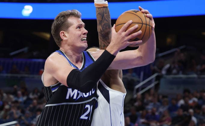 March 5, 2026, Orlando, Fl - Florida, USA: Orlando Magic center Mo Wagner powers forward in the paint against the Dallas Mavericks during the NBA, Basketball Herren, USA game at the Kia Center on Thursday, March 5, 2026, in Orlando, Florida. Orlando USA - ZUMAm67_ 20260305_zaf_m67_014 Copyright: xStephenxM.xDowellx