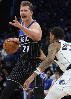 March 5, 2026, Orlando, Fl - Florida, USA: Orlando Magic center Mo Wagner (21) tries to get around Dallas Mavericks forward PJ Washington Jr. (right) during the NBA, Basketball Herren, USA game at the Kia Center on Thursday, March 5, 2026, in Orlando, Florida. Orlando USA - ZUMAm67_ 20260305_zaf_m67_015 Copyright: xStephenxM.xDowellx