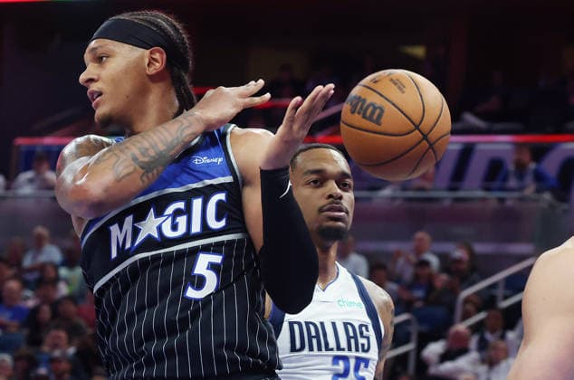 March 5, 2026, Orlando, Fl - Florida, USA: Orlando Magic forward Paolo Banchero (5) loses the ball in front of Dallas Mavericks forward PJ Washington Jr. (25) during the NBA, Basketball Herren, USA game at the Kia Center on Thursday, March 5, 2026, in Orlando, Florida. Orlando USA - ZUMAm67_ 20260305_zaf_m67_018 Copyright: xStephenxM.xDowellx