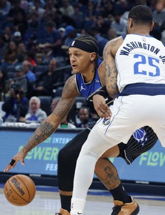 March 5, 2026, Orlando, Fl - Florida, USA: Orlando Magic forward Paolo Banchero (left) pushes past Dallas Mavericks forward P.J. Washington Jr. (21) during the NBA, Basketball Herren, USA game at the Kia Center on Thursday, March 5, 2026, in Orlando, Florida. Orlando USA - ZUMAm67_ 20260305_zaf_m67_020 Copyright: xStephenxM.xDowellx