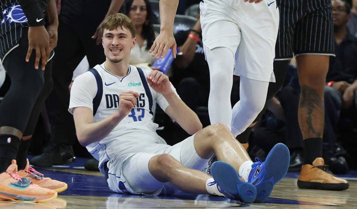 March 5, 2026, Orlando, Fl - Florida, USA: Dallas Mavericks forward Cooper Flagg is helped up after a fall during the NBA, Basketball Herren, USA game against the Orlando Magic at the Kia Center on Thursday, March 5, 2026, in Orlando, Florida. Orlando USA - ZUMAm67_ 20260305_zaf_m67_021 Copyright: xStephenxM.xDowellx