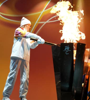 (260306) -- PADUA, March 6, 2026 -- Torchbearer Francesca Tarantello lights the Cauldron during the Milan-Cortina 2026 Paralympic Winter games, Winterspiele,Spiele, Summer games Torch Relay in Padua, Italy, March 5, 2025. ) (SP)ITALY-PADUA-PARALYMPIC WINTER GAMES-TORCH RELAY LixJing 