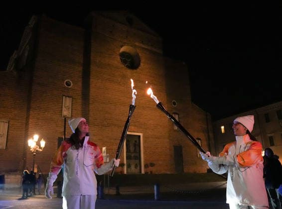 (260306) -- PADUA, March 6, 2026 -- Torchbearers Elisa Giordano(L) and Annalia Marangio perform torch kiss in front of the Basilica of Santa Giustina during the Milan-Cortina 2026 Paralympic Winter games, Winterspiele,Spiele, Summer games Torch Relay in Padua, Italy, March 5, 2025. ) (SP)ITALY-PADUA-PARALYMPIC WINTER GAMES-TORCH RELAY LixJing 