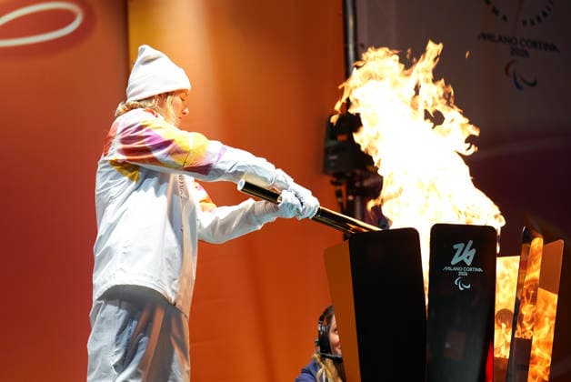 (260306) -- PADUA, March 6, 2026 -- Torchbearer Francesca Tarantello lights the Cauldron during the Milan-Cortina 2026 Paralympic Winter games, Winterspiele,Spiele, Summer games Torch Relay in Padua, Italy, March 5, 2025. ) (SP)ITALY-PADUA-PARALYMPIC WINTER GAMES-TORCH RELAY HouxJun 