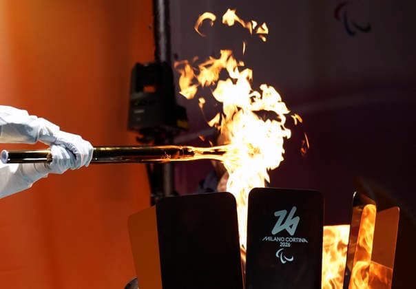 (260306) -- PADUA, March 6, 2026 -- Torchbearer Francesca Tarantello lights the Cauldron during the Milan-Cortina 2026 Paralympic Winter games, Winterspiele,Spiele, Summer games Torch Relay in Padua, Italy, March 5, 2025. ) (SP)ITALY-PADUA-PARALYMPIC WINTER GAMES-TORCH RELAY HouxJun 
