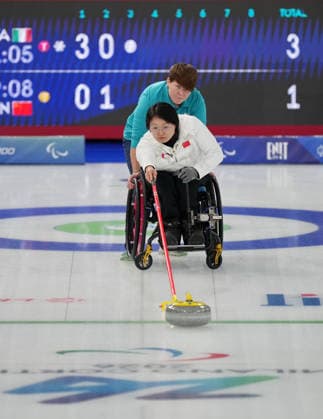 (260306) -- CORTINA D AMPEZZO, March 6, 2026 -- Wang Meng of China competes during the wheelchair curling mixed doubles round robin session 3 match between China and Italy at the Milan-Cortina 2026 Paralympic Winter games, Winterspiele,Spiele, Summer games in Cortina D ampezzo, Italy, March 5, 2026. ) (SP)ITALY-CORTINA D AMPEZZO-PARALYMPIC WINTER GAMES-WHEELCHAIR CURLING-MIXED DOUBLES MouxYu 