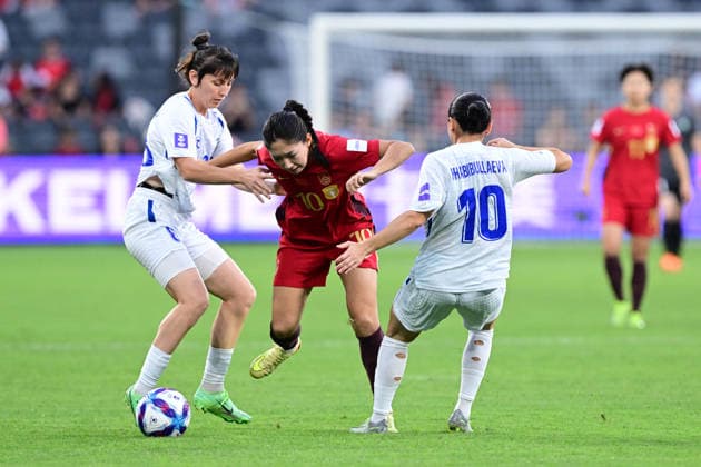 SOCCER ASIAN CUP UZBEKISTAN CHINA, Wang Yanwen of China is tackled by Ablyakimova Ilvina and Khabibullaeva Diyorakhon of Uzbekistan during the AFC Women™s Asian Cup Group B match between Uzbekistan and China at CommBank Stadium in Sydney, Friday, March 6, 2026. ( NO ARCHIVING, EDITORIAL USE ONLY SYDNEY NEW SOUTH WALES AUSTRALIA  Copyright: xDEANxLEWINSx 20260306141060239807