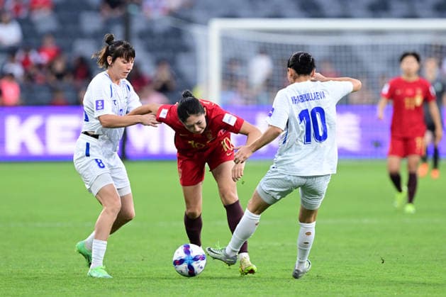 SOCCER ASIAN CUP UZBEKISTAN CHINA, Wang Yanwen of China is tackled by Ablyakimova Ilvina and Khabibullaeva Diyorakhon of Uzbekistan during the AFC Women™s Asian Cup Group B match between Uzbekistan and China at CommBank Stadium in Sydney, Friday, March 6, 2026. ( NO ARCHIVING, EDITORIAL USE ONLY SYDNEY NEW SOUTH WALES AUSTRALIA  Copyright: xDEANxLEWINSx 20260306155142303517