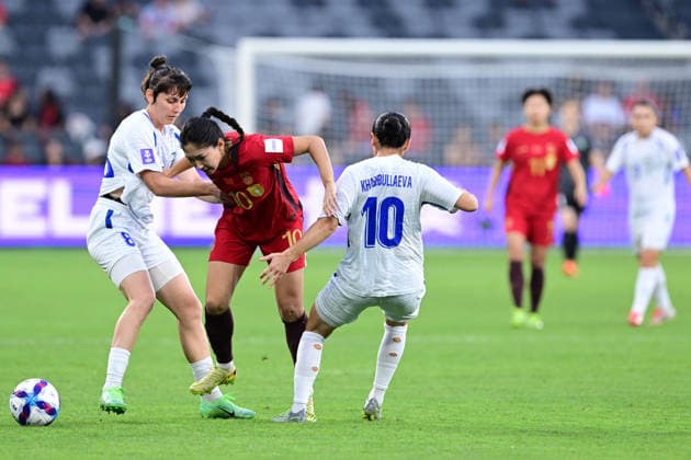 SOCCER ASIAN CUP UZBEKISTAN CHINA, Wang Yanwen of China is tackled by Ablyakimova Ilvina and Khabibullaeva Diyorakhon of Uzbekistan during the AFC Women™s Asian Cup Group B match between Uzbekistan and China at CommBank Stadium in Sydney, Friday, March 6, 2026. ( NO ARCHIVING, EDITORIAL USE ONLY SYDNEY NEW SOUTH WALES AUSTRALIA  Copyright: xDEANxLEWINSx 20260306194228261526