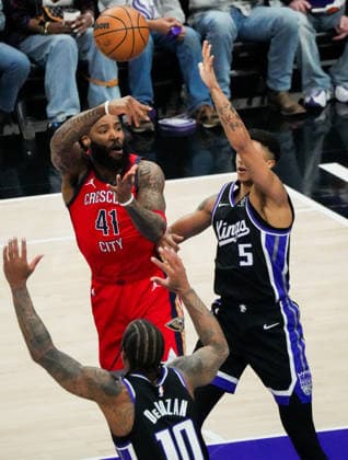 (260306) -- SACRAMENTO, March 6, 2026 -- Saddiq Bey (top L) of New Orleans Pelicans passes the ball during the 2025-2026 NBA, Basketball Herren, USA regular season basketball game between New Orleans Pelicans and Sacramento Kings in Sacramento, the United States, March 5, 2026. (Photo by Sun Yuxuan Xinhua) (SP)U.S.-SACRAMENTO-BASKETBALL-NBA-PELICANS VS KINGS WuxXiaoling 