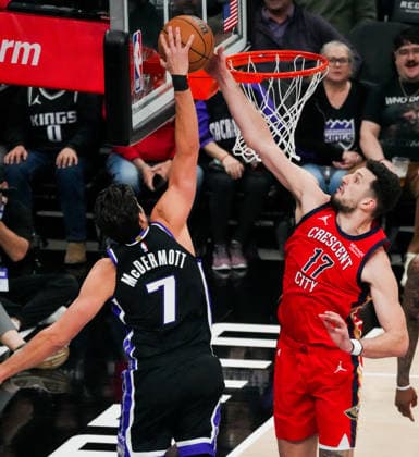 (260306) -- SACRAMENTO, March 6, 2026 -- Karlo Matkovic (R) of New Orleans Pelicans blockes Doug McDermott of Sacramento Kings during the 2025-2026 NBA, Basketball Herren, USA regular season basketball game between New Orleans Pelicans and Sacramento Kings in Sacramento, the United States, March 5, 2026. (Photo by Sun Yuxuan Xinhua) (SP)U.S.-SACRAMENTO-BASKETBALL-NBA-PELICANS VS KINGS WuxXiaoling 