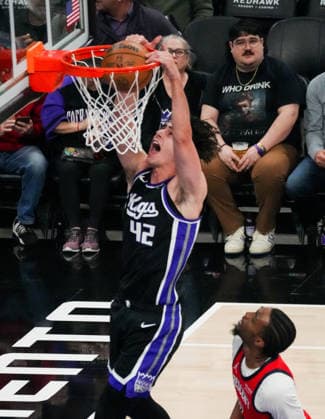 (260306) -- SACRAMENTO, March 6, 2026 -- Maxime Raynaud (top) of Sacramento Kings dunks during the 2025-2026 NBA, Basketball Herren, USA regular season basketball game between New Orleans Pelicans and Sacramento Kings in Sacramento, the United States, March 5, 2026. (Photo by Sun Yuxuan Xinhua) (SP)U.S.-SACRAMENTO-BASKETBALL-NBA-PELICANS VS KINGS WuxXiaoling 