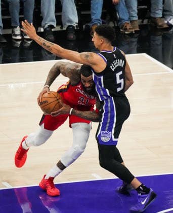 (260306) -- SACRAMENTO, March 6, 2026 -- Saddiq Bey (L) of New Orleans Pelicans dribbles during the 2025-2026 NBA, Basketball Herren, USA regular season basketball game between New Orleans Pelicans and Sacramento Kings in Sacramento, the United States, March 5, 2026. (Photo by Sun Yuxuan Xinhua) (SP)U.S.-SACRAMENTO-BASKETBALL-NBA-PELICANS VS KINGS WuxXiaoling 