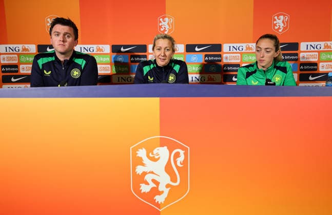 Sport Bilder des Tages Republic of Ireland WNT press conference, PK, Pressekonferenz Stadion Galgenwaard, Utrecht, Netherlands 6 3 2026 Communications manager Kieran Crowley, Head Coach Carla Ward and Abbie Larkin Kieran Crowley, Carla Ward and Abbie Larkin 6 3 2026  Copyright: x INPHO RyanxByrnex RB2_5710
