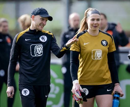ZEIST - National coach Arjan Veurink and Lize Kop during a training session prior to the Dutch women s World Cup qualifier against Ireland. ROBIN VAN LONKHUIJSEN ANP xVIxANPxSportx xxANPxIVx 552570962 originalFilename: 552570962.jpg