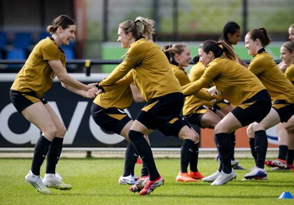 ZEIST - Dominique Janssen and Vivianne Miedema during a training session prior to the Dutch women s World Cup qualifier against Ireland. ROBIN VAN LONKHUIJSEN ANP xVIxANPxSportx xxANPxIVx 552572038 originalFilename: 552572038.jpg