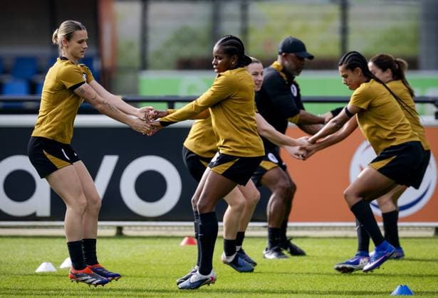 ZEIST - Kerstin Casparij and Lineth Beerensteyn during a training session prior to the Dutch women s World Cup qualifier against Ireland. ROBIN VAN LONKHUIJSEN ANP xVIxANPxSportx xxANPxIVx 552572148 originalFilename: 552572148.jpg