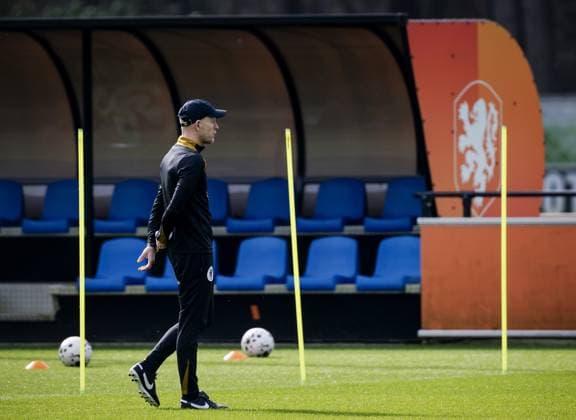 ZEIST - National coach Arjan Veurink during a training session prior to the Dutch women s World Cup qualifier against Ireland. ROBIN VAN LONKHUIJSEN ANP xVIxANPxSportx xxANPxIVx 552572247 originalFilename: 552572247.jpg