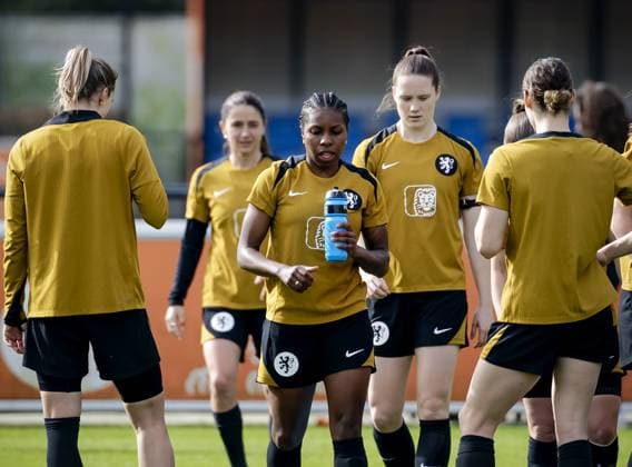 ZEIST - DaniÃ«lle van de Donk, Lineth Beerensteyn, and Veerle Buurman during a training session prior to the Dutch women s World Cup qualifier against Ireland. ROBIN VAN LONKHUIJSEN ANP xVIxANPxSportx xxANPxIVx 552572776 originalFilename: 552572776.jpg