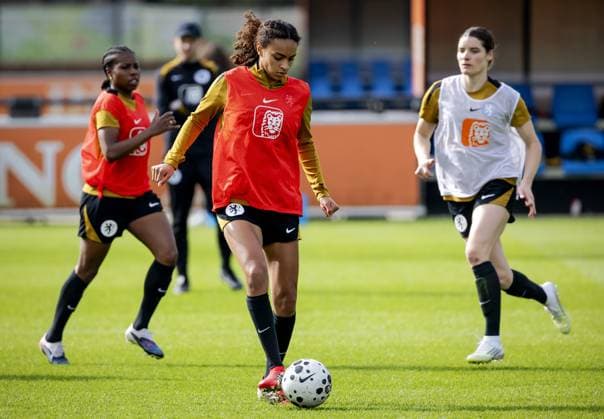 ZEIST - Lineth Beerensteyn, Nina Nijstad, and Dominique Janssen during a training session prior to the Dutch women s World Cup qualifier against Ireland. ROBIN VAN LONKHUIJSEN ANP xVIxANPxSportx xxANPxIVx 552572953 originalFilename: 552572953.jpg