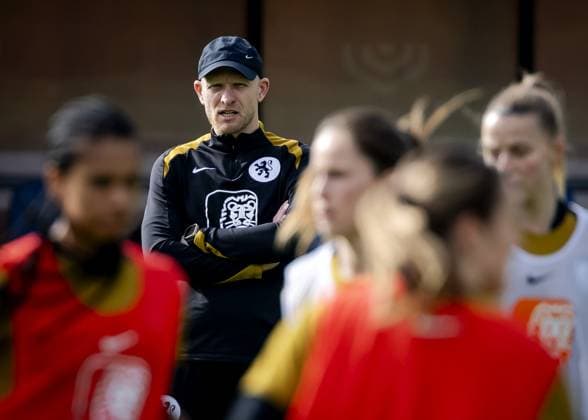 ZEIST - National coach Arjan Veurink during a training session prior to the Dutch women s World Cup qualifier against Ireland. ROBIN VAN LONKHUIJSEN ANP xVIxANPxSportx xxANPxIVx 552573189 originalFilename: 552573189.jpg