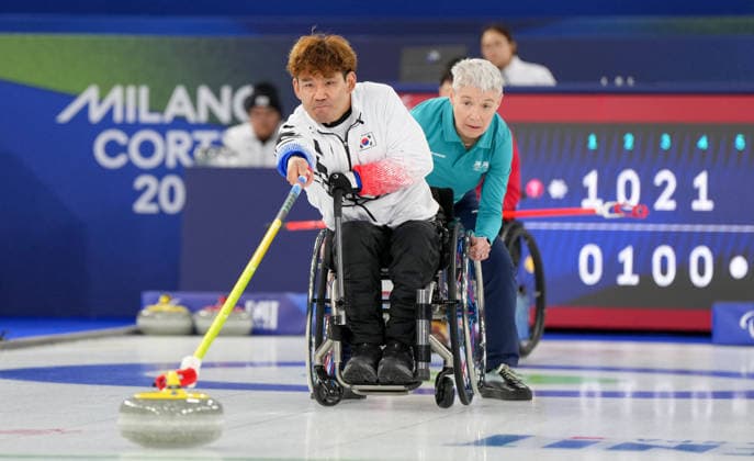 (260306) -- CORTINA D AMPEZZO, March 6, 2026 -- Lee Yongsuk (front) of South Korea competes during the wheelchair curling mixed doubles round robin session 4 match between China and South Korea at the Milan-Cortina 2026 Paralympic Winter games, Winterspiele,Spiele, Summer games in Cortina D ampezzo, Italy, March 6, 2026. ) (SP)ITALY-CORTINA D AMPEZZO-PARALYMPIC WINTER GAMES-WHEELCHAIR CURLING-MIXED DOUBLES WangxKaiyan 