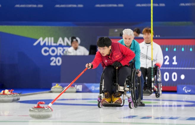 (260306) -- CORTINA D AMPEZZO, March 6, 2026 -- Yang Jinqiao (front) of China competes during the wheelchair curling mixed doubles round robin session 4 match between China and South Korea at the Milan-Cortina 2026 Paralympic Winter games, Winterspiele,Spiele, Summer games in Cortina D ampezzo, Italy, March 6, 2026. ) (SP)ITALY-CORTINA D AMPEZZO-PARALYMPIC WINTER GAMES-WHEELCHAIR CURLING-MIXED DOUBLES WangxKaiyan 