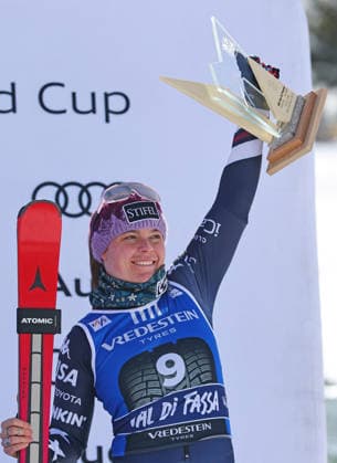 ALPINE SKIING - FIS WC Val di Fassa VAL DI FASSA,ITALY,06.MAR.26 - ALPINE SKIING - FIS World Cup, downhill, ladies. Image shows the rejoicing of Breezy Johnson (USA). Keywords: trophy.  GEPAxpictures xThomasxBachun