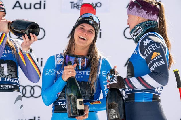 Sport Bilder des Tages Emma Aicher (GER), Laura Pirovano (ITA) and Breezy Johnson (USA) spraying champagne during Audi FIS Ski World Cup - Women s Downhill, Alpine Skiing race in Val di Fassa, Italy, March 06 2026  Copyright: xElenaxPrati IPAxSportx xipa-agency.netx xx IPA_72458182 IPA_Agency_IPA72458182