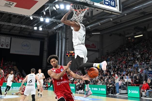 BAMBERG 06 03 2026 Basketball easycredit 1 Basketball Bundesliga 22 Matchday Bamberg Baskets vs Basketball Lions Braunschweig David NGuessan 1, Basketball Lions Braunschweig with Dunk against Demarcus Demonia 8, Bamberg Baskets Bamberg Baskets vs Basketball Lions Braunschweig