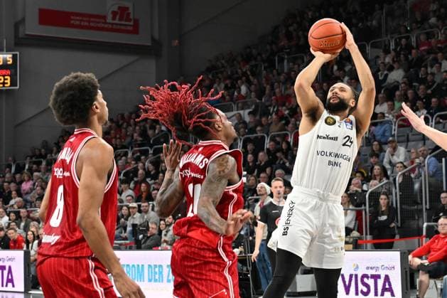 BAMBERG 06 03 2026 Basketball easycredit 1 Basketball Bundesliga 22 Matchday Bamberg Baskets vs Basketball Lions Braunschweig Kaza Kajami Keane 24, Basketball Lions Braunschweig throws against Cobe Williams 24, Bamberg Baskets and Demarcus Demonia 8, Bamberg Baskets Bamberg Baskets vs Basketball Lions Braunschweig