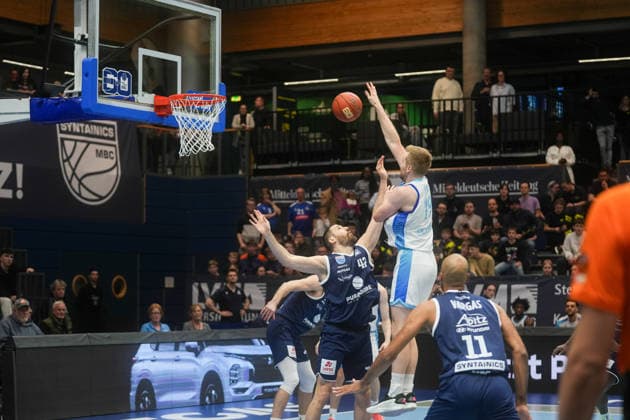 Till Pape Skyliners Frankfurt, 19 successfully prevails against Nemanja Djurisic Syntainics MBC, 42 Syntainics MBC vs Skyliners Frankfurt, Basketball, 1 Basketball Bundesliga, 22 Matchday, Season 2025 2026, 06 03 2026 Syntainics MBC vs Skyliners Frankfurt, Basketball, 1 Basketball Bundesliga, 22 Matchday, Season 2025 2026, 06 03 2026 Weissenfels Copyright: xEibner-Pressefoto PiaxSchindlerx EP_PSR