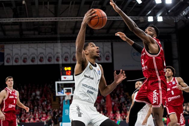 Bamberg, Germany 06 March 2026 1 BBL 2025 2026 BMA365 Bamberg Baskets vs Basketball Lions Braunschweig In the picture from left David NGuessan Braunschweig vs Ejiofor Onu Bamberg Brose Arena Bayern Copyright: xFotostandx xSchmittx
